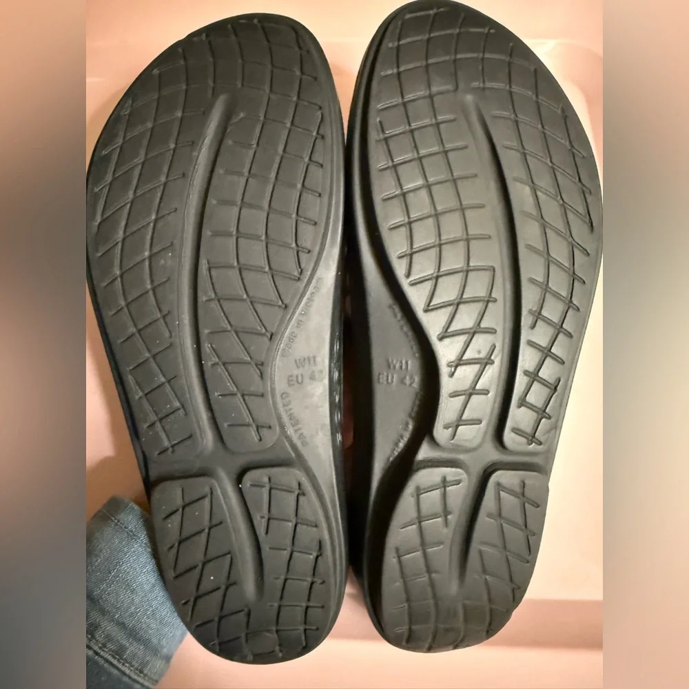 OOFOS Sandals, size 11, Luxe Black Atlantis,‎ EUC
